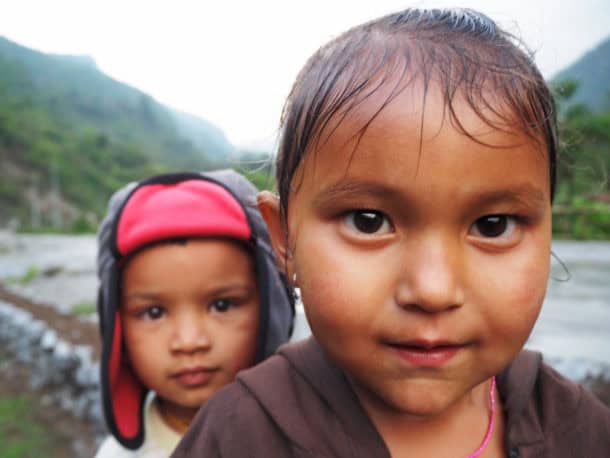 deux enfants du népal croisé sur le trek des annapurna