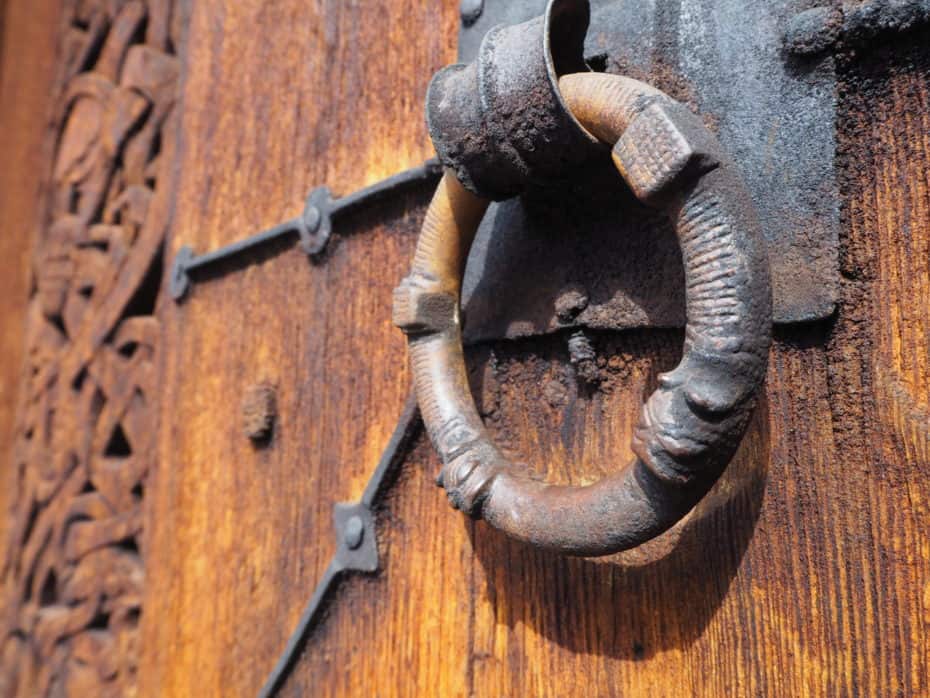 Poignée d'une porte église en bois debout