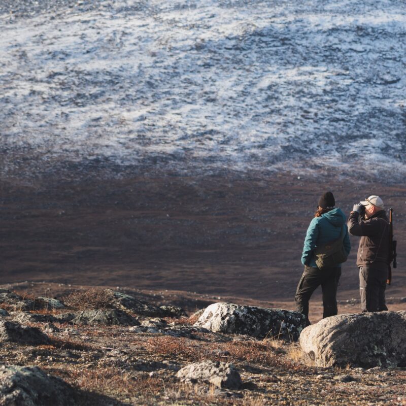 A couple hiking around Nuuk fjord. Photo - Magnus Biilmann Trolle, Visit Nuuk