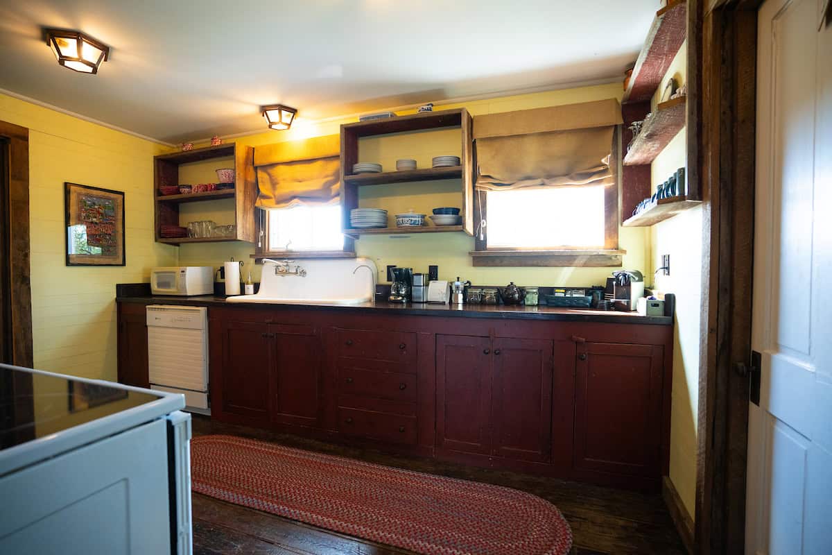 Fisher Ford house - fully-furnished kitchen in a rural setting on a large farm in Northern Garrard County