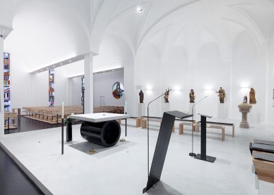 Eine Kirche ganz in Weiß – der neue Altarraum in Ampflwang