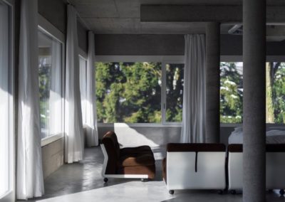 Altes Kaffee wird zum Minimal-Loft