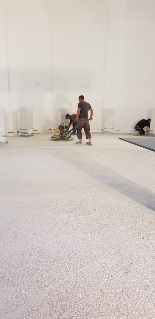 Herstellung eines Sichtbetonbodens aus Weißbeton von Wohnbeton