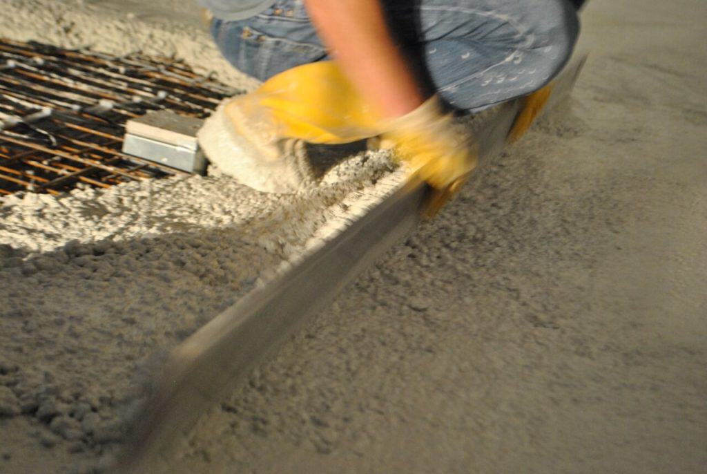 Herstellung eines Sichtbetonbodens aus Weißbeton von Wohnbeton