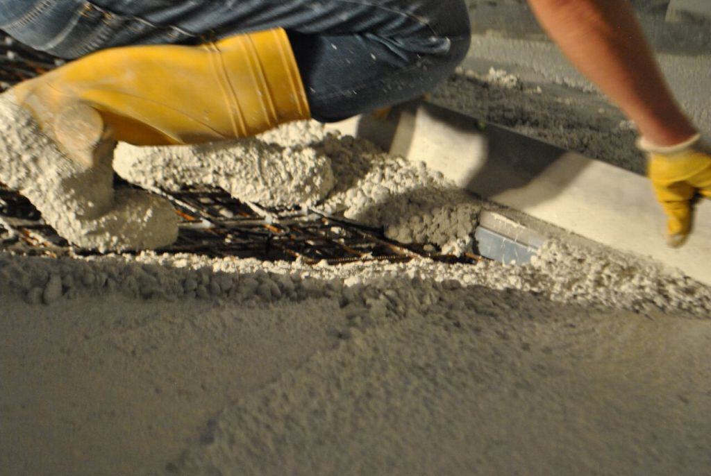 Herstellung eines Sichtbetonbodens aus Weißbeton von Wohnbeton