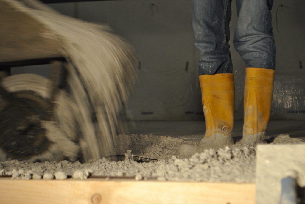 Herstellung eines Sichtbetonbodens aus Weißbeton von Wohnbeton