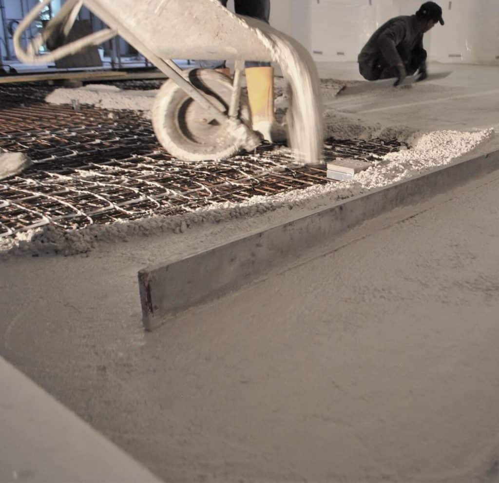 Herstellung eines Sichtbetonbodens aus Weißbeton von Wohnbeton