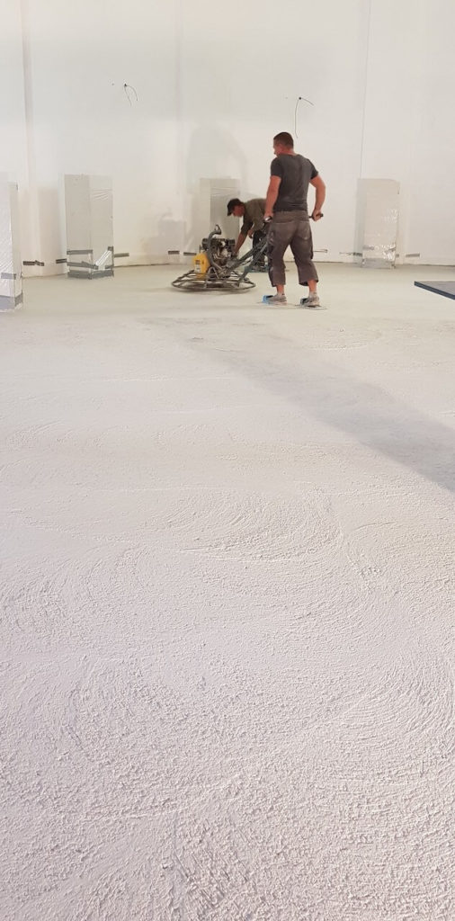 Herstellung eines Sichtbetonbodens aus Weißbeton von Wohnbeton