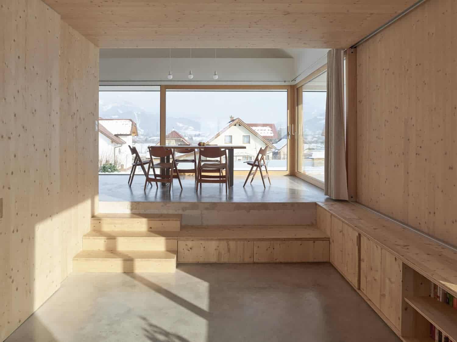 Haus mit Giebel und Sichtbetonboden von Wohnbeton