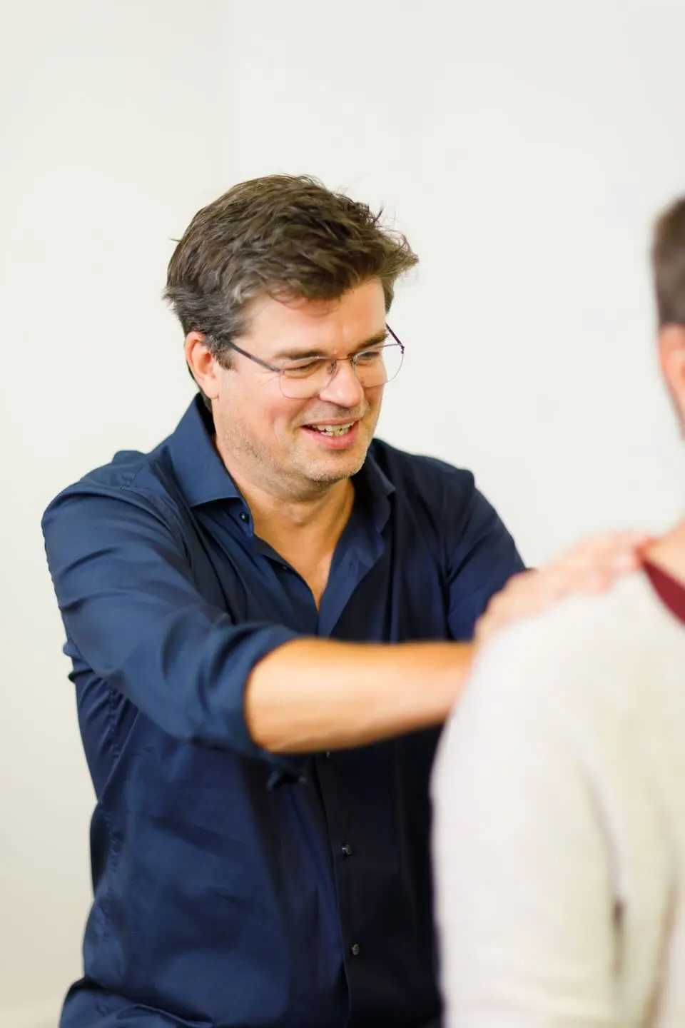 Wouter Bosch tijdens een energetische sessie – volledige aanwezigheid en afgestemde aanraking
