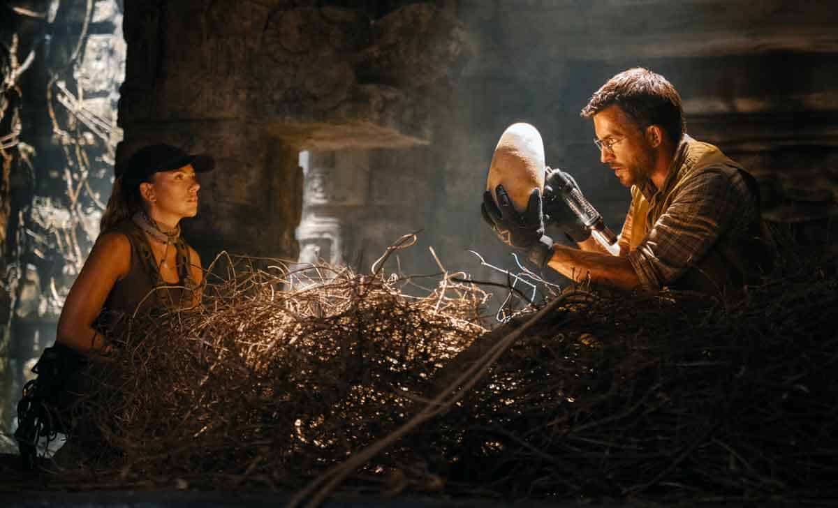 Scarlett Johansson y Jonathan Bailey en Jurassic World Rebirth