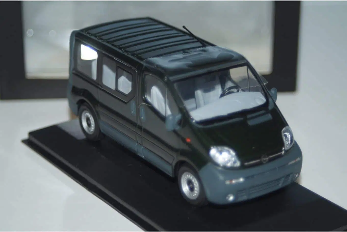 OPEL VAUXHALL VIVARO MODEL MINIBUS VAN MK1 1:43 MINICHAMPS