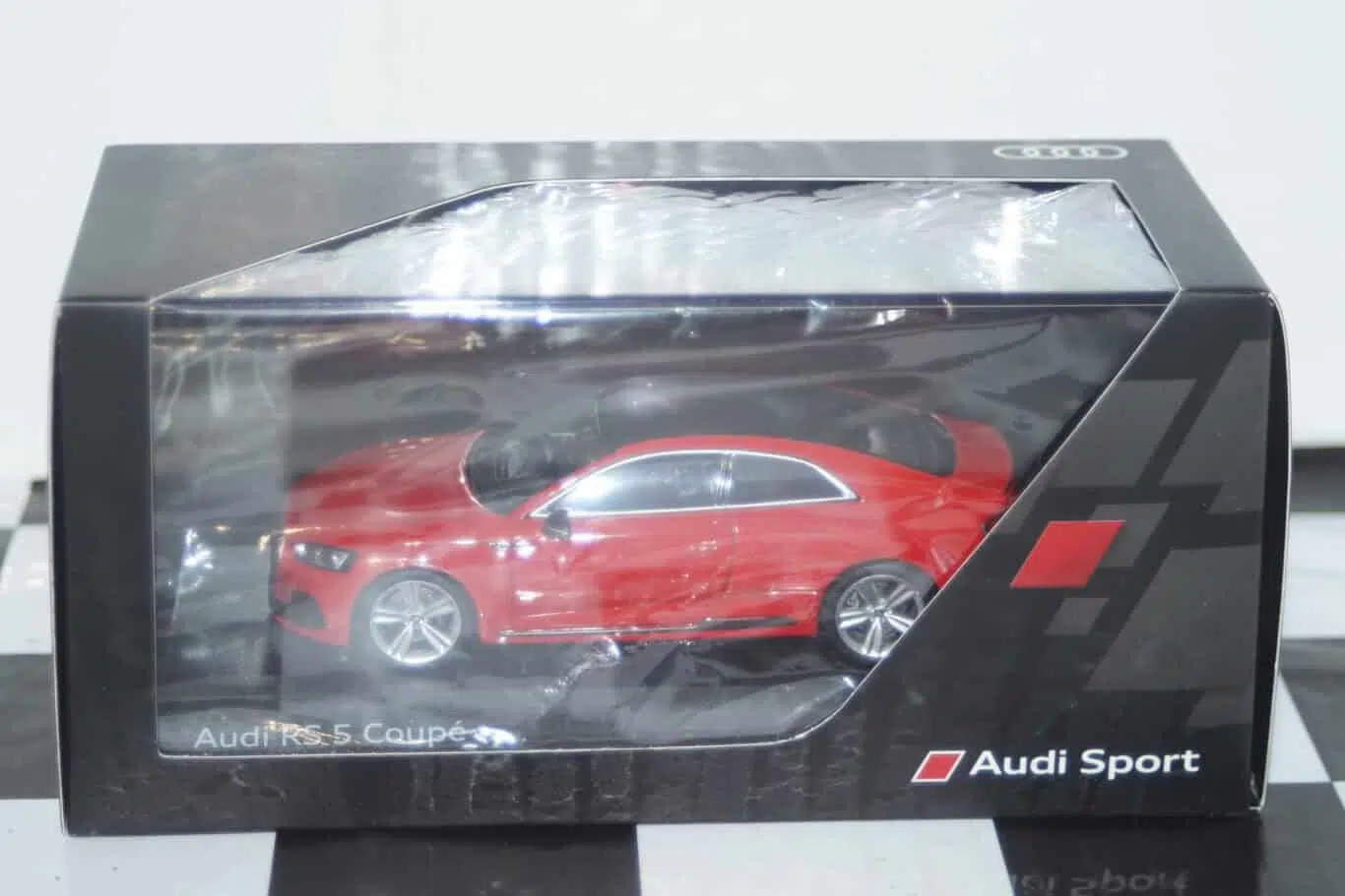 Spark audi a1 2018 white/black dealer 1:43 resin audi5011801031