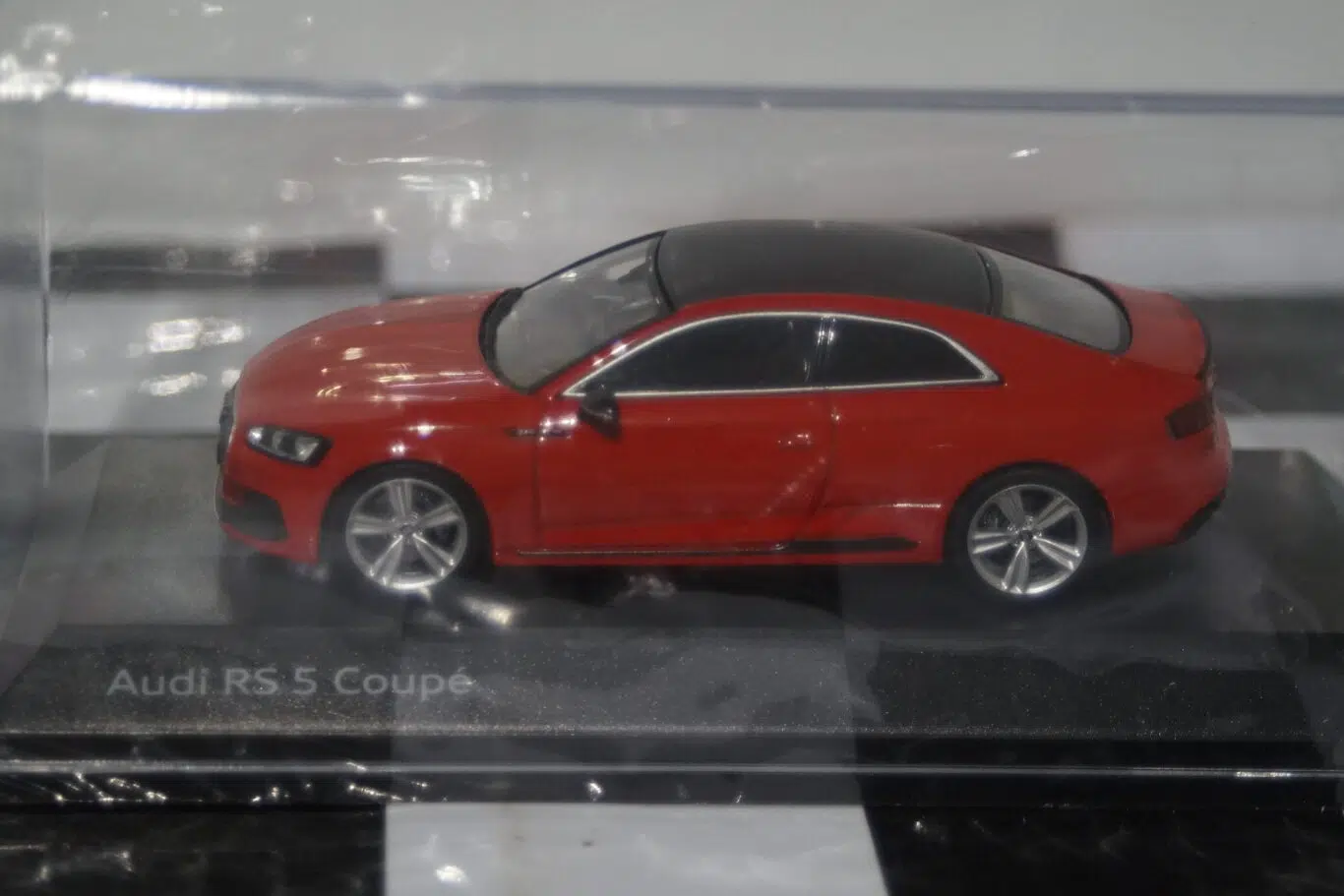 Spark audi a1 2018 white/black dealer 1:43 resin audi5011801031