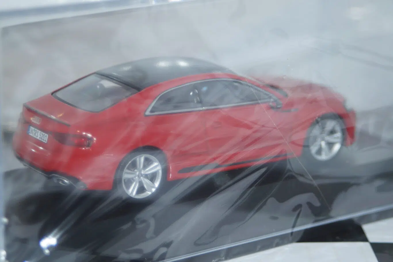 Spark audi a1 2018 white/black dealer 1:43 resin audi5011801031