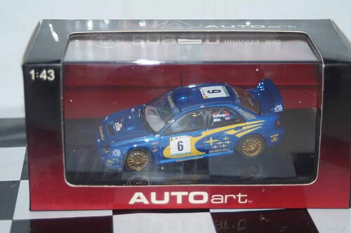 Autoart (dealer box) bugatti eb 16.4 veyron (production car) pearl/ice blue ref 50908