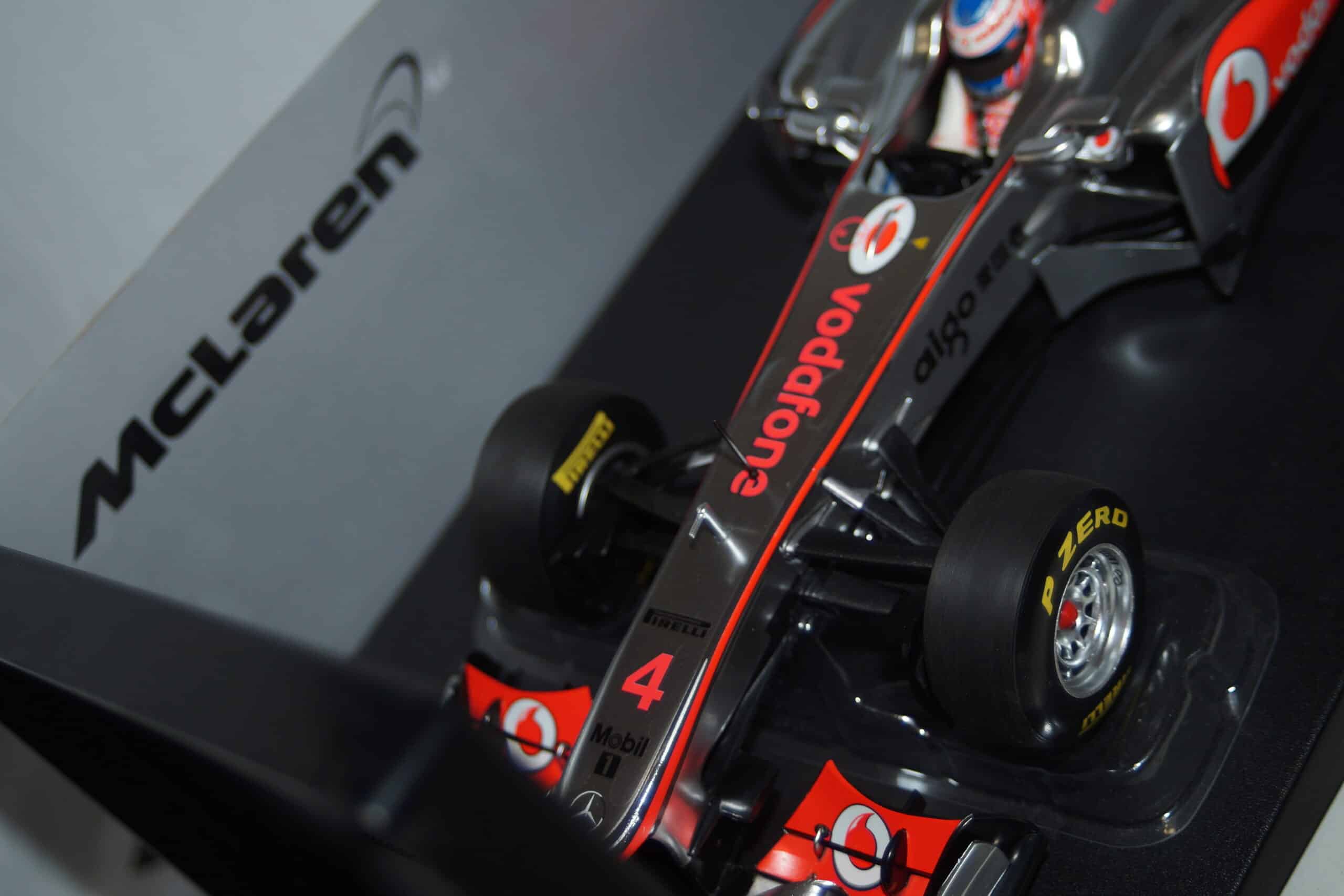 Minichamps mclaren mercedes mp4-26 j.button f1 2011 530 111804 1:18