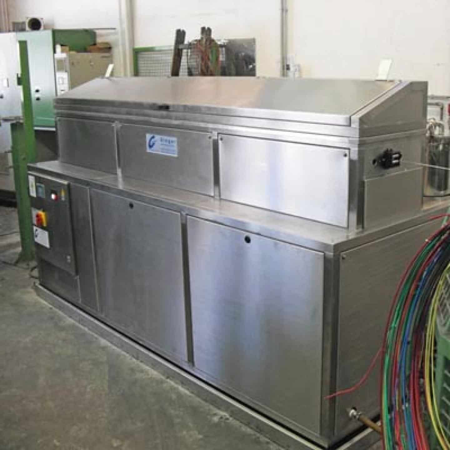 Durchlaufwaschmaschine mittels Ultraschallverfahren. Es können Drähte, Litzen, Kabel, flexible Schläuche, Bänder und Rohre zuverlässig gereinigt werden