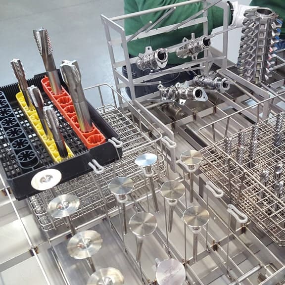 Ultraschall Präzisions Reinigungsanlage CRD Bauteile