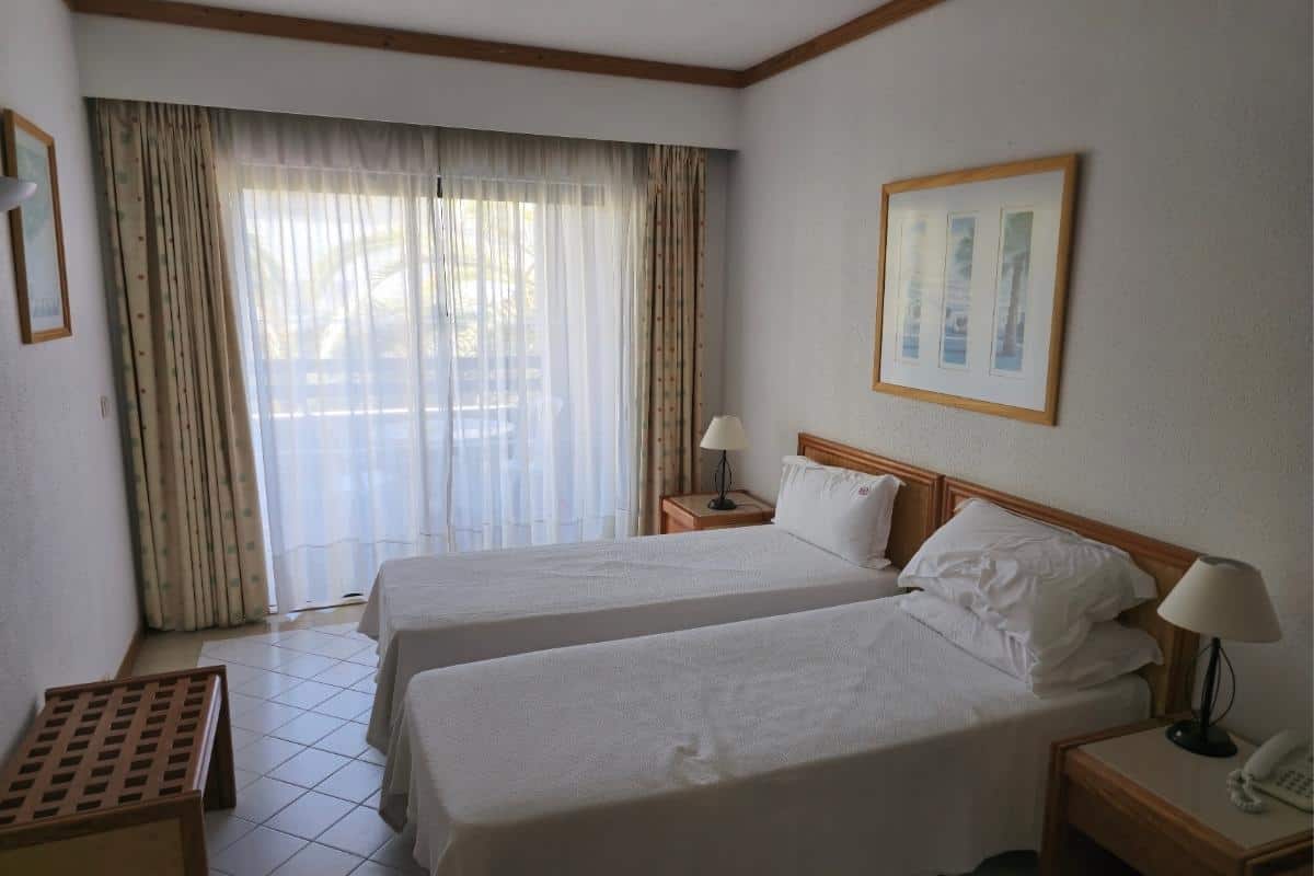 bedroom of muthu oura praia hotel in albufeira.
