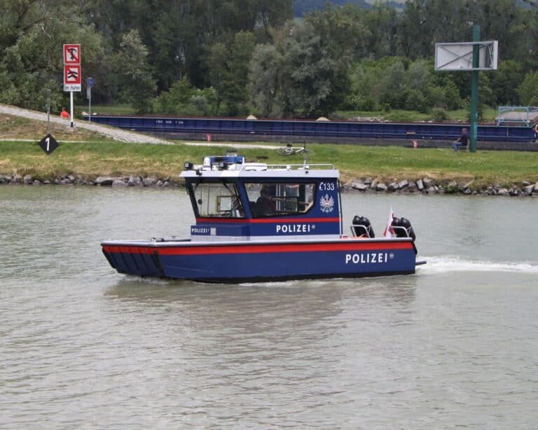 oeswag polizeieinsatzboot rust fahrt