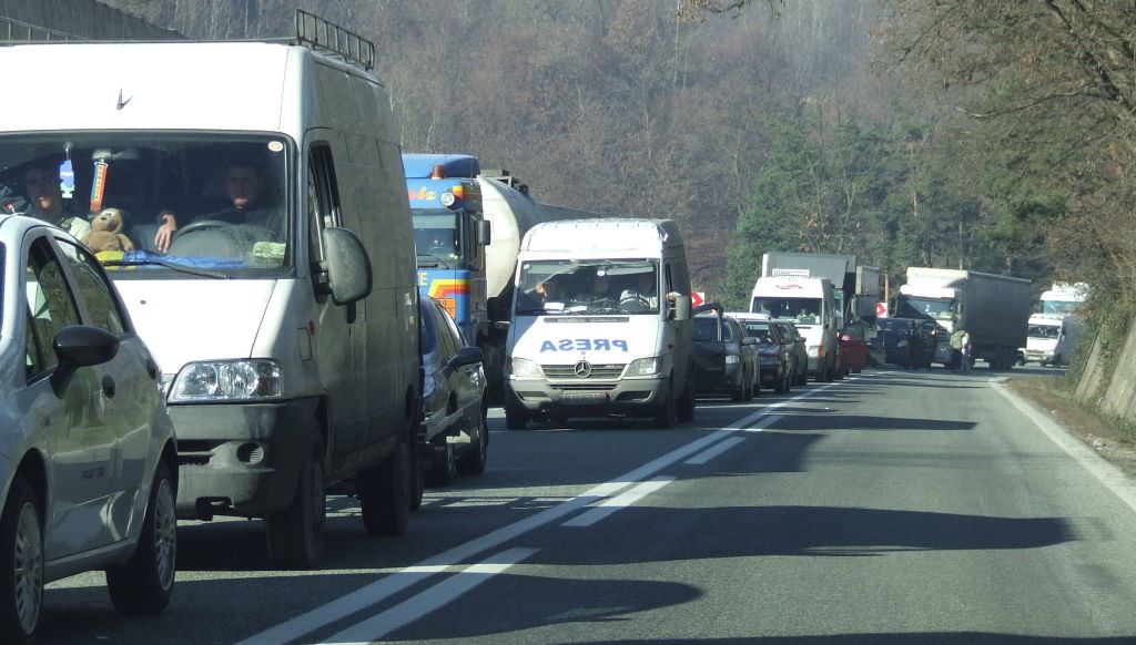 Decizie dură pentru TIR-uri pe Valea Oltului. Acces INTERZIS temporar