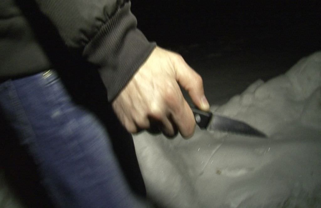 Scandal la Poplaca - Doi oameni înjunghiați de un agresor arestat de poliție