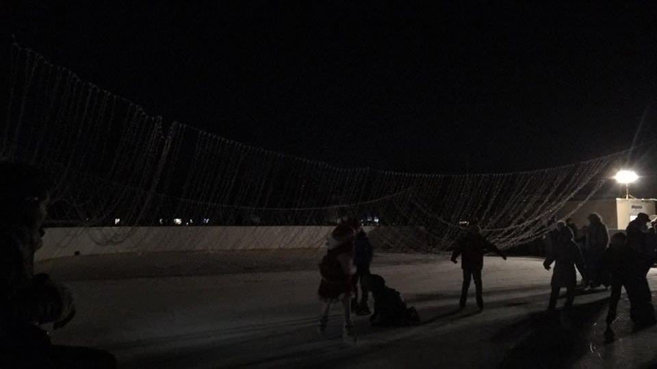 FOTO - Accident pe patinoarul din Mediaș. Plasa de lumini a căzut peste oameni