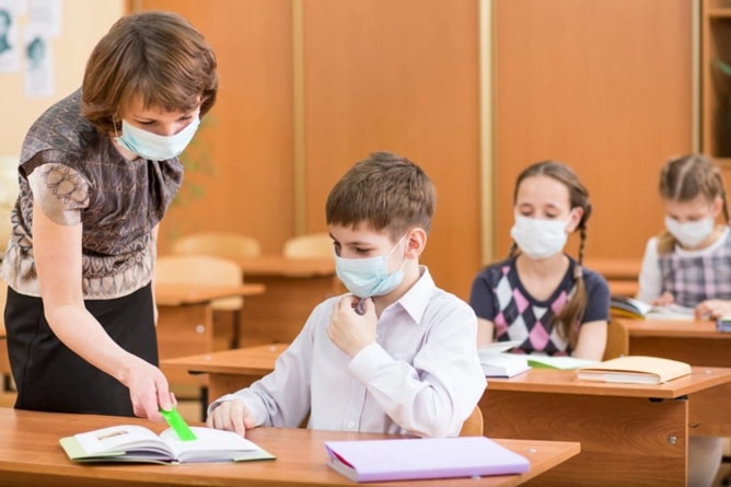 Zeci de elevi și profesori au ieșit din carantină. Situația infectărilor cu covid în școlile din Sibiu