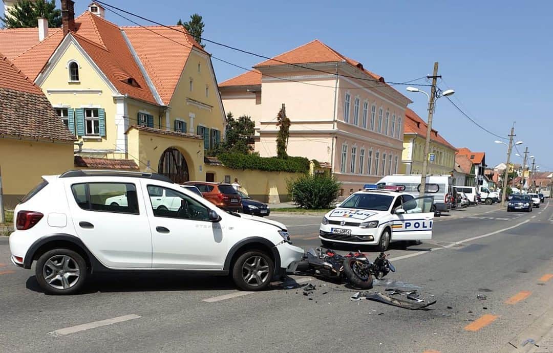 FOTO: Motociclist rănit grav la Sibiu - A fost lovit de o mașină
