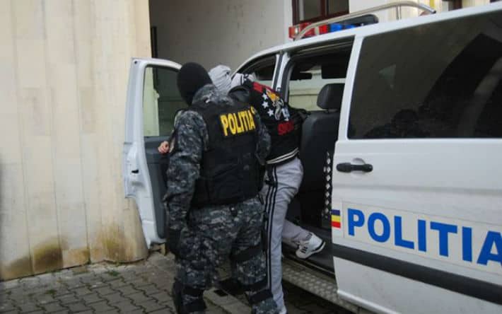 Percheziții în județele vecine. Suspecții făceau afaceri cu legume și fructe