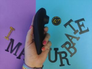 De womanizer classic 2 van de zijkant gezien, in mijn hand.