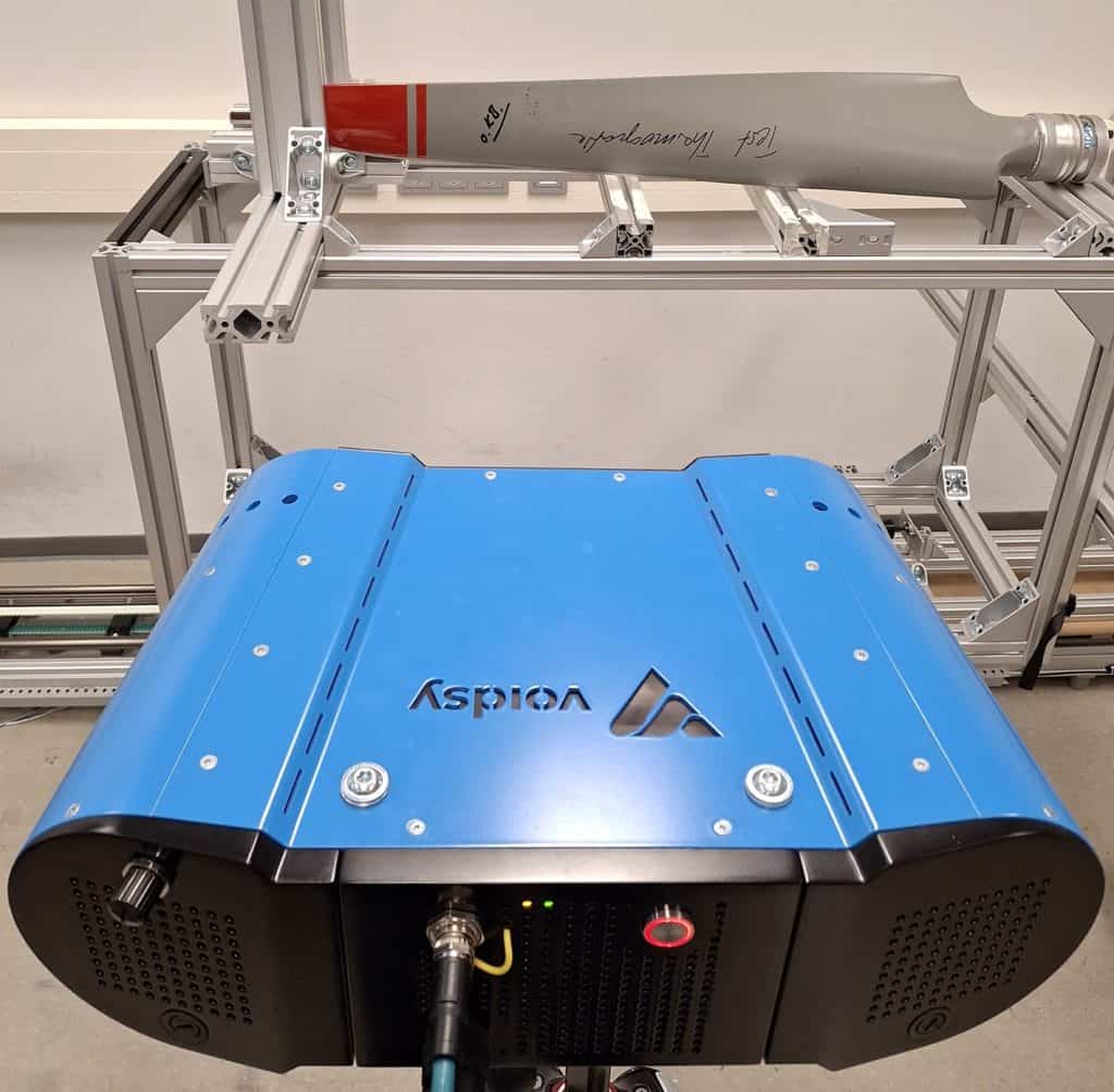 Messaufbau mit dem 3D V-ROX zur Propellerblattprüfung