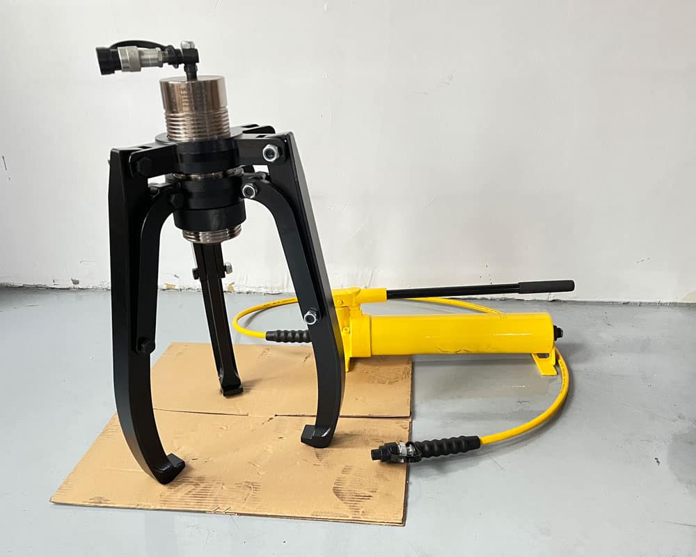 Self-Centering Hydraulic Grip Puller