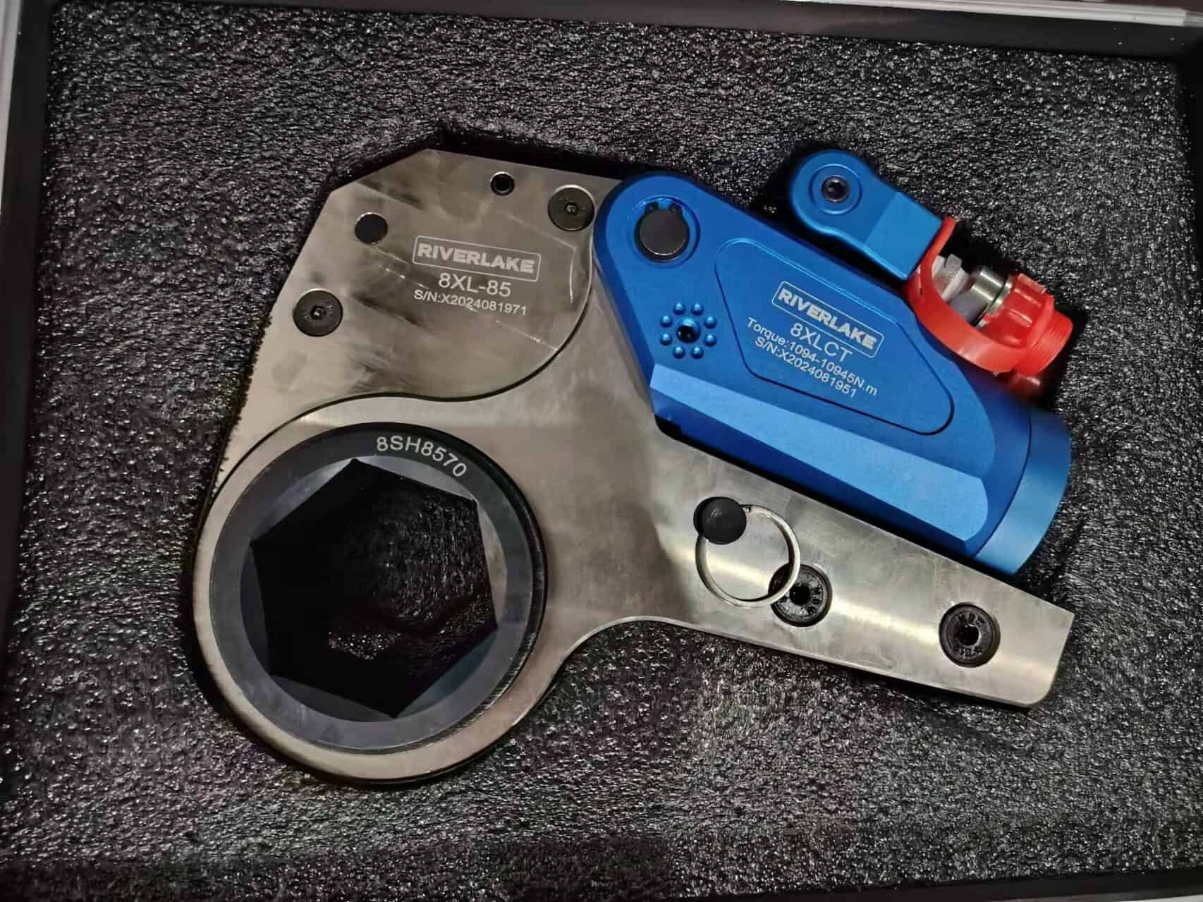 Low profile hex drive hydraulic torque wrench