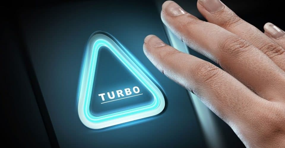 Turboliquidatie web foto, met deels zichtbare hand waarbij iemand op de Turbo-knop drukt.