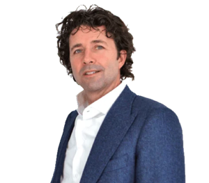 Foto van oprichter/ondernemer Vincent van Driel in een blauw colbert kijkend naar voren.