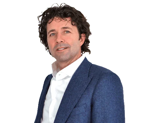 Foto van oprichter/ondernemer Vincent van Driel in een blauw colbert kijkend naar voren.