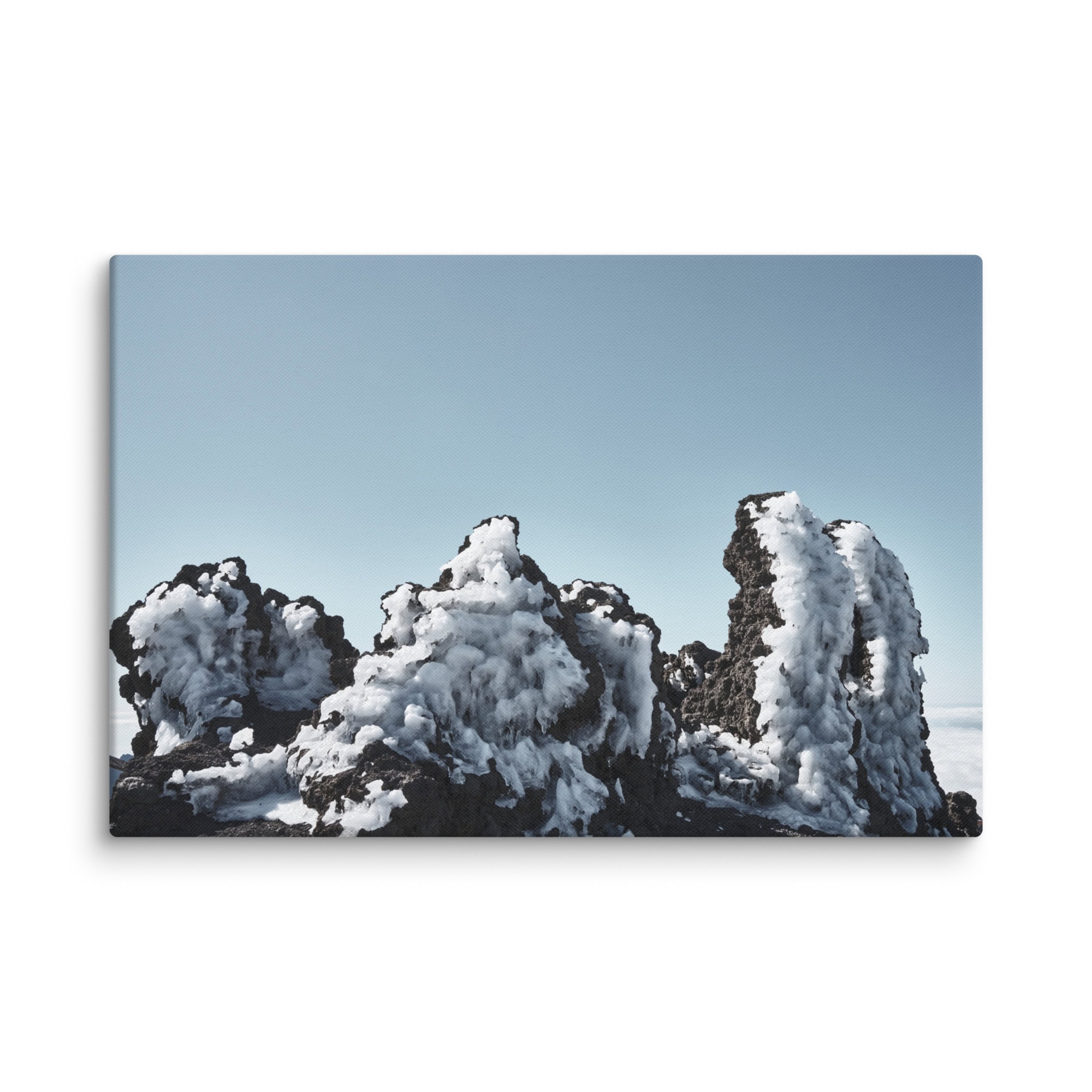 Las formaciones rocosas cubiertas de nieve bajo un cielo azul claro crean un paisaje impresionante que el Lienzo Roque helado pudo capturar maravillosamente.