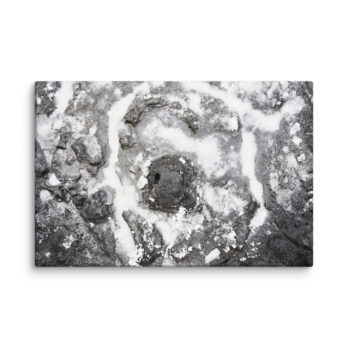 Primer plano del Lienzo roca y sal, que muestra una superficie rocosa texturizada con patrones circulares y manchas blancas que evocan los paisajes volcánicos de La Palma. La apariencia monocromática le otorga un aire de belleza abstracta, ideal para quienes buscan inspiraciones únicas en arte decorativo.