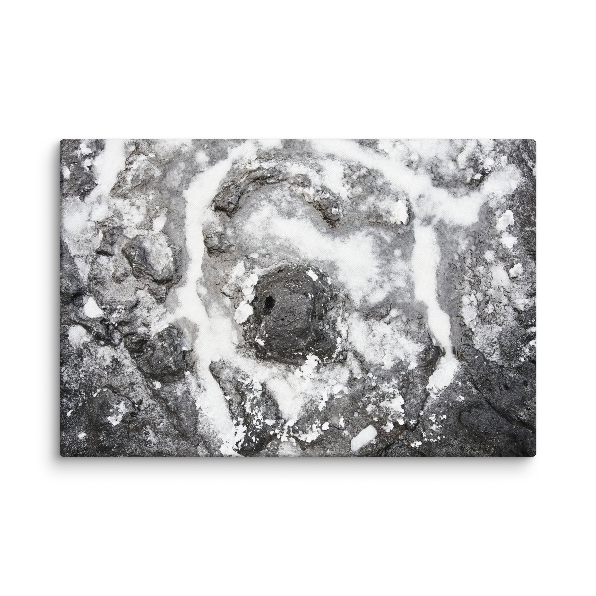 Primer plano del Lienzo roca y sal, que muestra una superficie rocosa texturizada con patrones circulares y manchas blancas que evocan los paisajes volcánicos de La Palma. La apariencia monocromática le otorga un aire de belleza abstracta, ideal para quienes buscan inspiraciones únicas en arte decorativo.