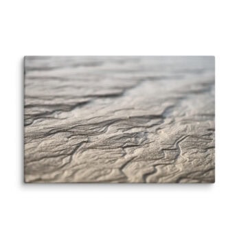 Imagen de primer plano de *Lienzo surcos arena mojada* que muestra patrones de arena ondulados con una superficie texturizada y ondulada en tonos beige y marrón, centrándose en las intrincadas líneas y ondulaciones que resaltan el arte decorativo natural formado por el viento y el agua.