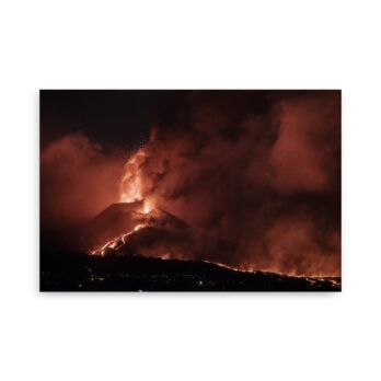 Una erupción volcánica nocturna en La Palma muestra lava brillante y vívida que fluye por sus laderas. El humo oscuro y las cenizas ascienden, cubriendo el cielo nocturno y creando un contraste dramático con el resplandor ardiente, una escena capturada en el "Póster volcán 2021 La Palma noche", que refleja la esencia de Paisajes Canarios.