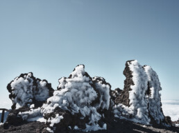 Experimente el dramático contraste de las rocas volcánicas cubiertas de nieve contra un cielo azul claro con el "Lienzo Roque helado". Capturada en La Palma, esta impresionante escena es ideal para su colección de fotografías impresas, ya que infunde horizontes serenos en su espacio.