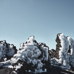 Experimente el dramático contraste de las rocas volcánicas cubiertas de nieve contra un cielo azul claro con el "Lienzo Roque helado". Capturada en La Palma, esta impresionante escena es ideal para su colección de fotografías impresas, ya que infunde horizontes serenos en su espacio.
