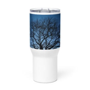 El "Termo con asa ramas fondo azul" muestra siluetas de ramas de árboles contra un cielo azul profundo, lo que lo convierte en un regalo ideal para quienes aprecian la belleza de la naturaleza capturada en fotografías impresas.