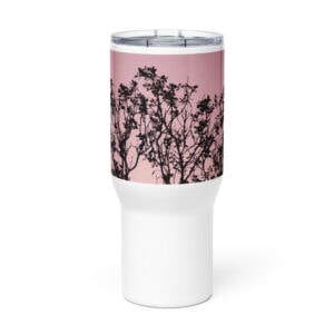 Un vaso blanco con tapa, que presenta un gráfico de árboles silueteados sobre un fondo rosa en la parte superior, que recuerda a Paisajes Canarios, se llama "Termo con asa ramas fondo rosa".