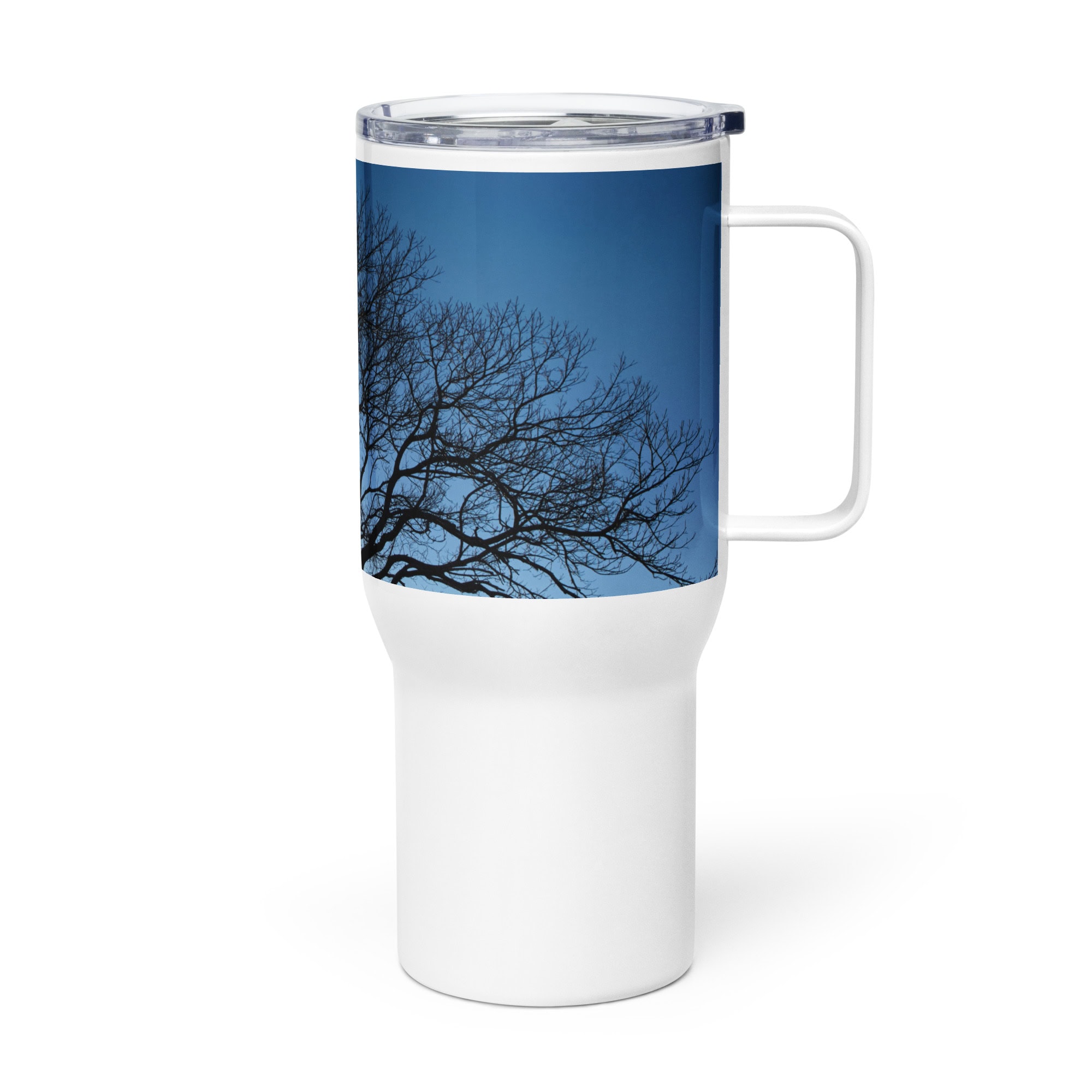 La taza de viaje "Termo con asa ramas fondo azul" exhibe hermosamente la creatividad de Volcanica Productions, mostrando fotografías impresas de ramas de árboles sin hojas contra un cielo azul intenso: un regalo ideal para los entusiastas de la naturaleza.