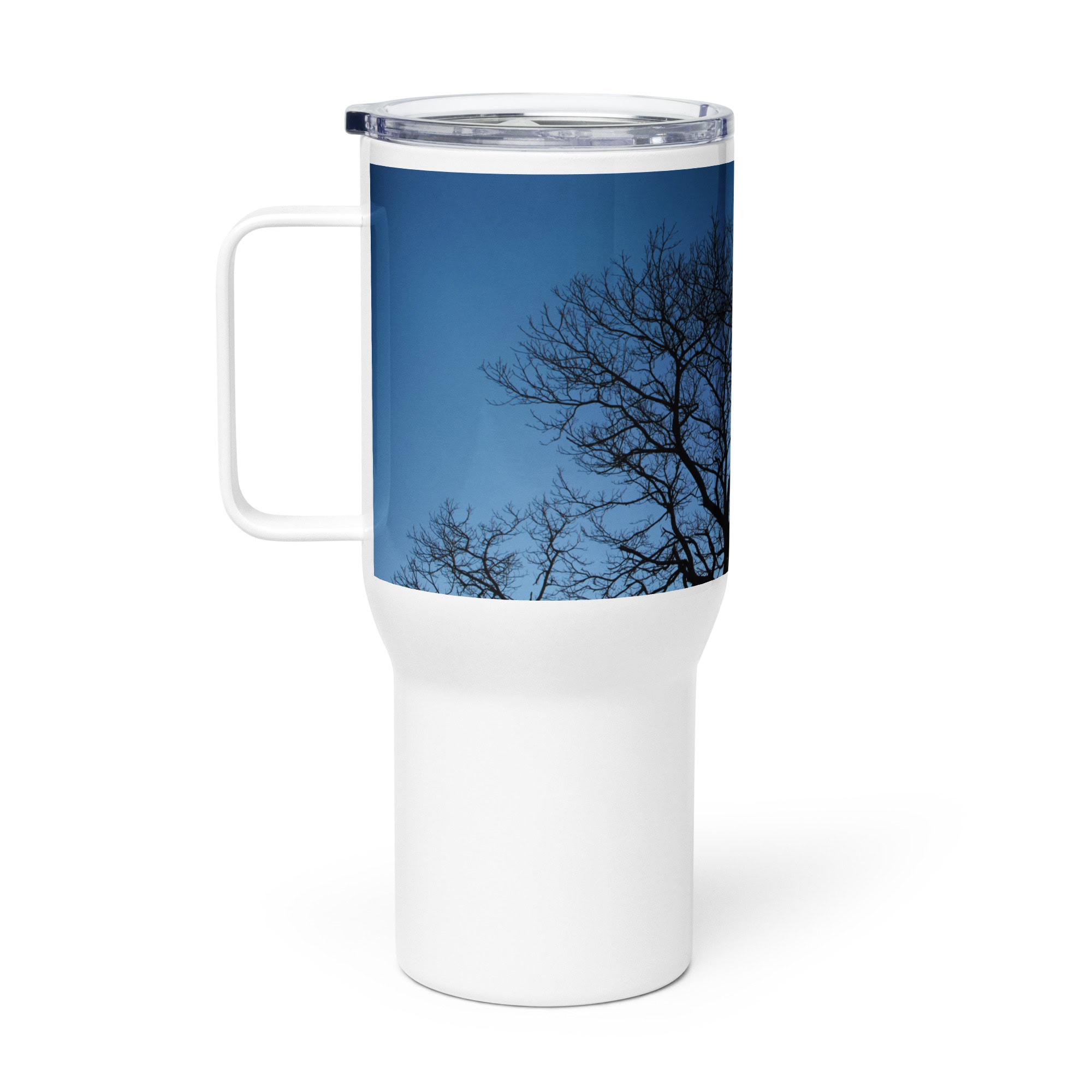 El "Termo con asa ramas fondo azul" es una taza de viaje blanca con tapa transparente y adornada con una imagen de ramas de árboles desnudos contra un cielo azul claro, que evoca los tranquilos paisajes de La Palma. Está disponible en nuestra Tienda online y es un regalo muy especial.