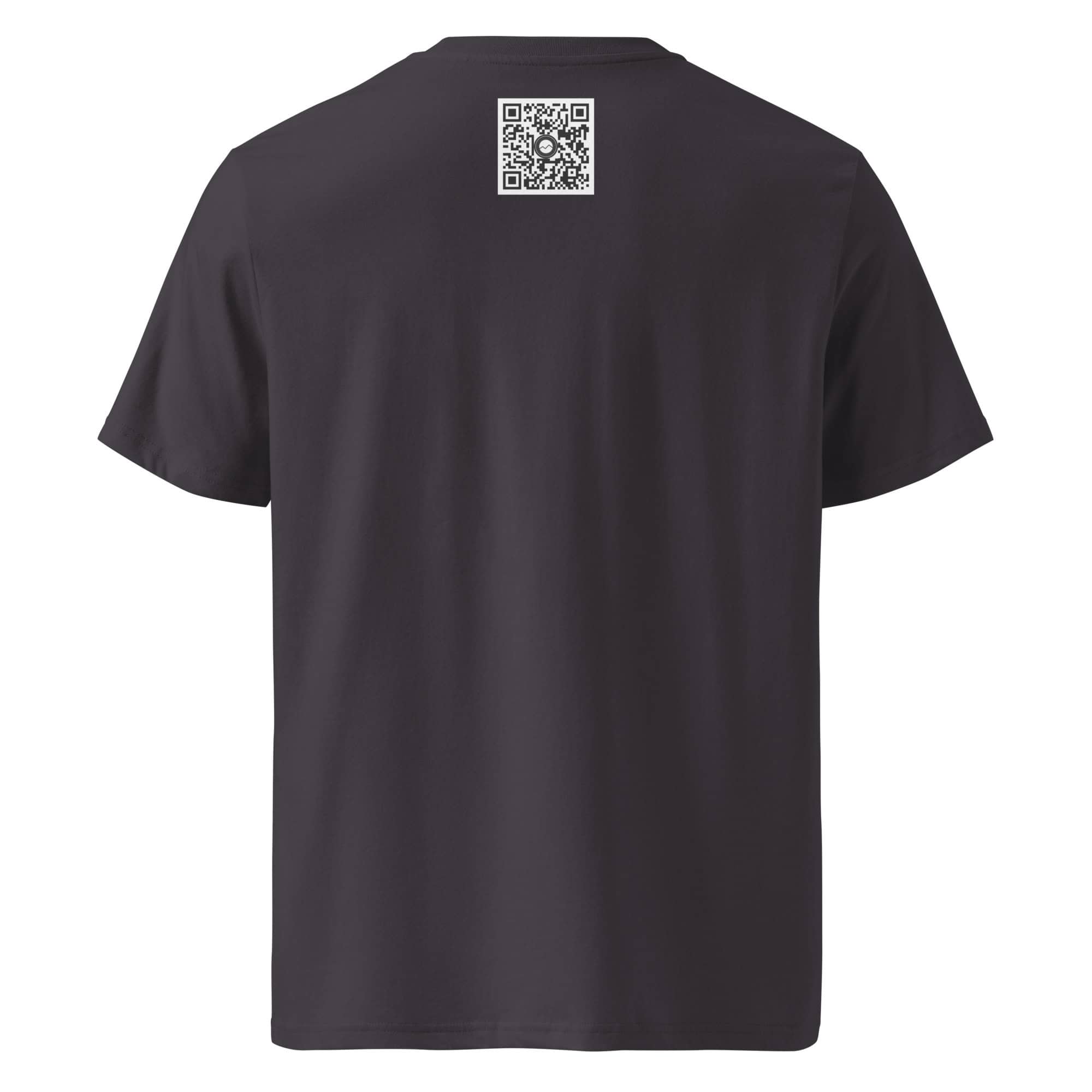 La camiseta unisex Amanecer desde el Roque de los Muchachos presenta un llamativo diseño de camiseta negra, adornado con un código QR en la parte superior de la espalda que contrasta marcadamente con un fondo blanco simple, combinando tecnología y moda. Inspirándose en Arte Decorativo, eleva con elegancia la ropa informal.